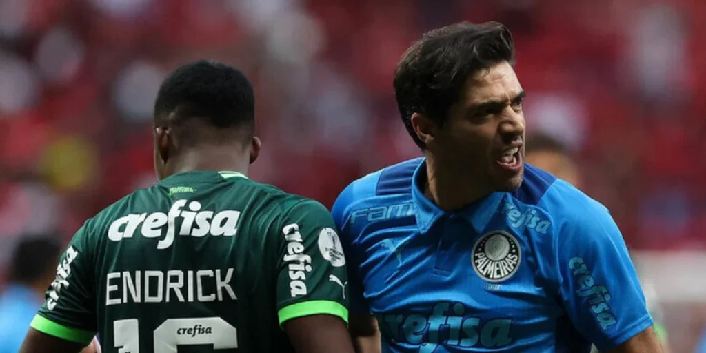 Endrick e Abel Ferreira em jogo do Palmeiras; 