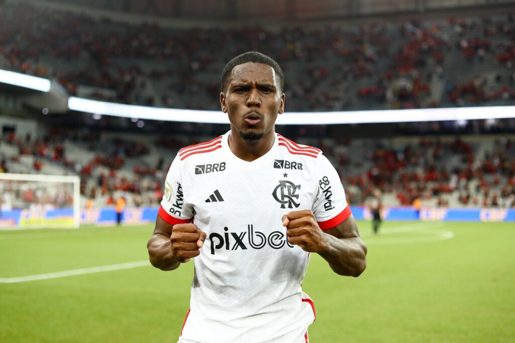 Evertton Araújo comemora após gol de empate em Athletico-PR x Flamengo; Garoto do Ninho teve confiança de Tite