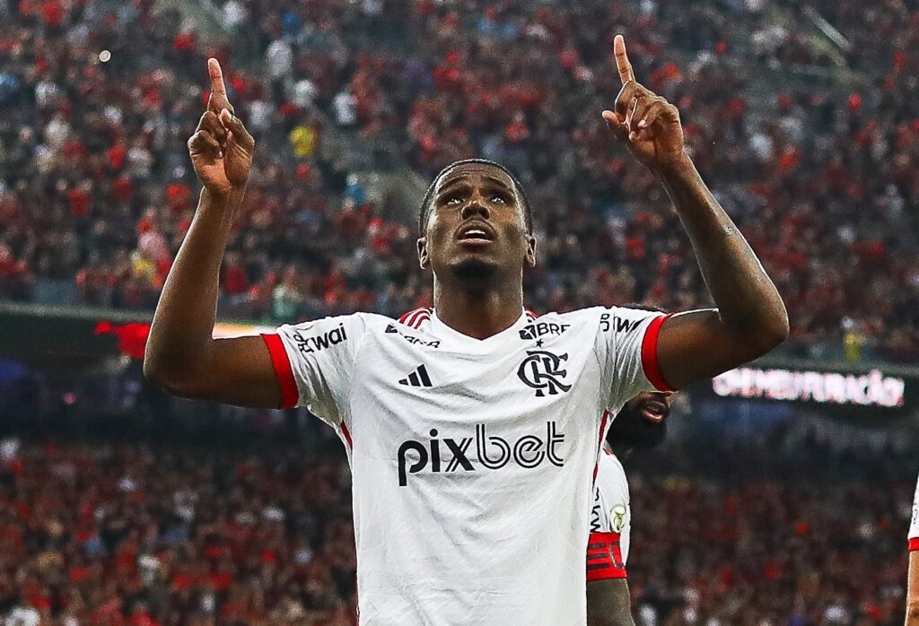 Evertton Araújo comemora após gol de empate em Athletico-PR x Flamengo; empate com Athletico, atuação e lesão de Léo Ortiz e últimas notícias do Flamengo