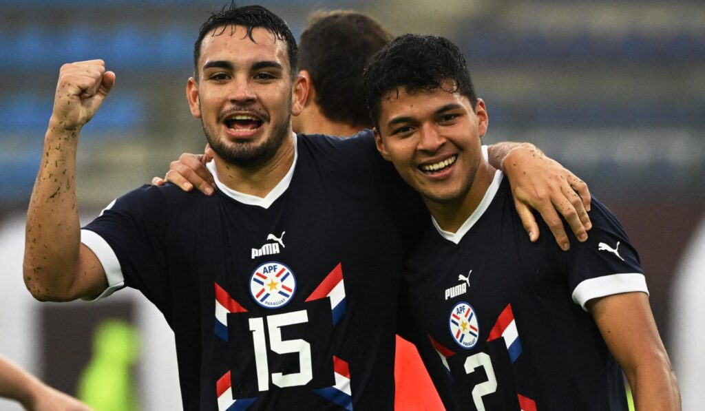 Fabrizio Peralta (esquerda) celebra gol do Paraguai