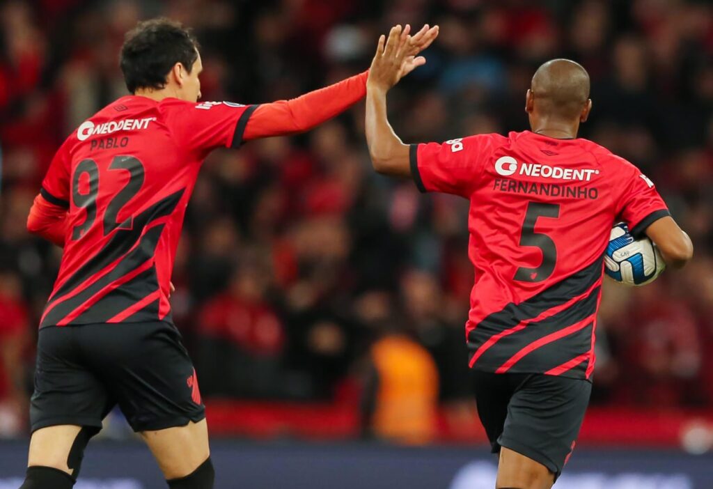 Fernandinho e Pablo comemoram gol do Athletico
