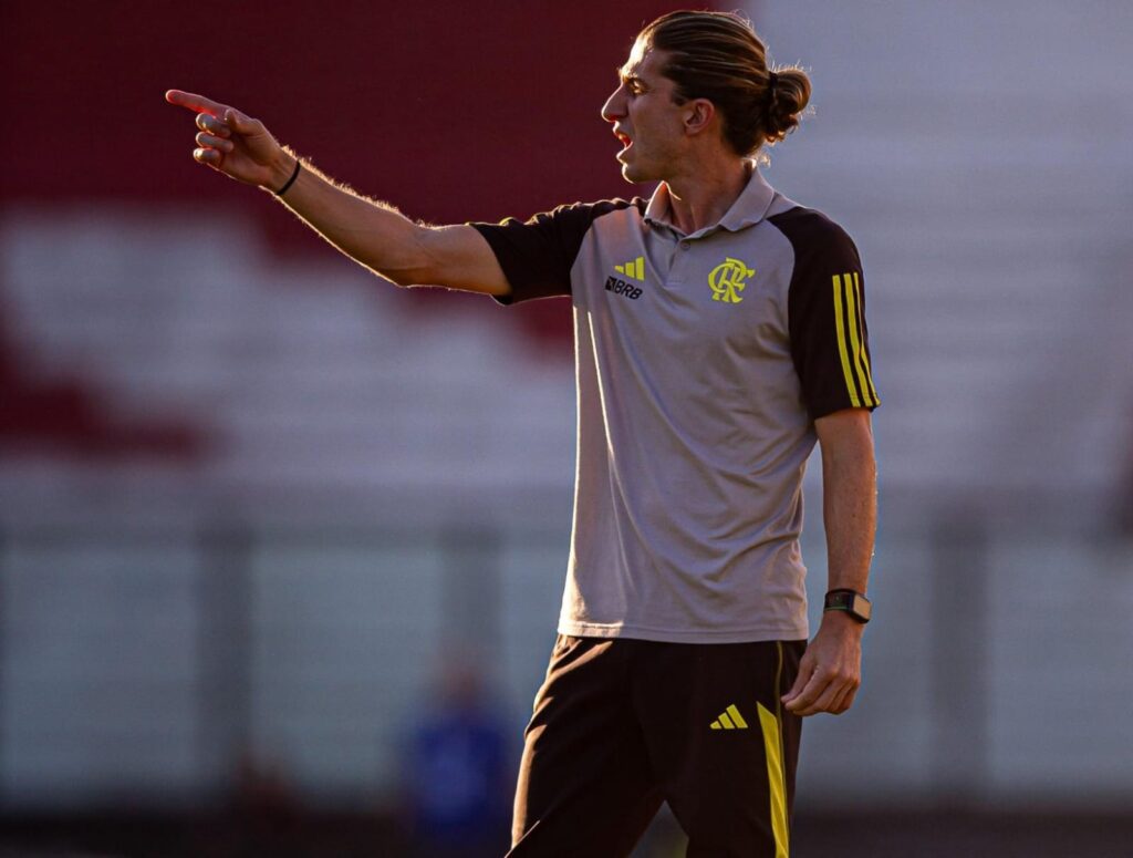 Filipe Luís assiste último jogo do Sub-20 antes de assumir time