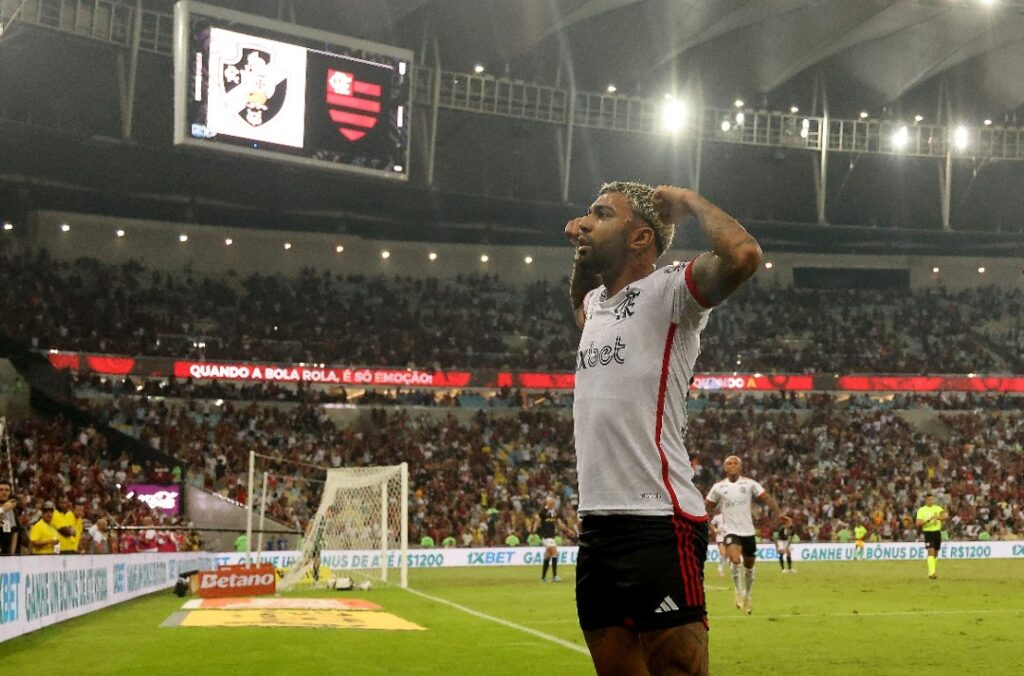 Gabigol comemora gol pelo Flamengo, com o tradicional muque; artilheiro voltou a marcar contra o Vasco