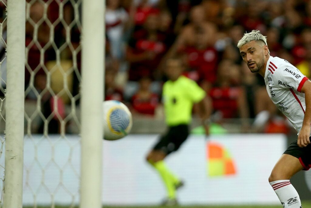 Arrascaeta chuta e observa a bola entrar na goleada do Flamengo sobre o Vasco. 