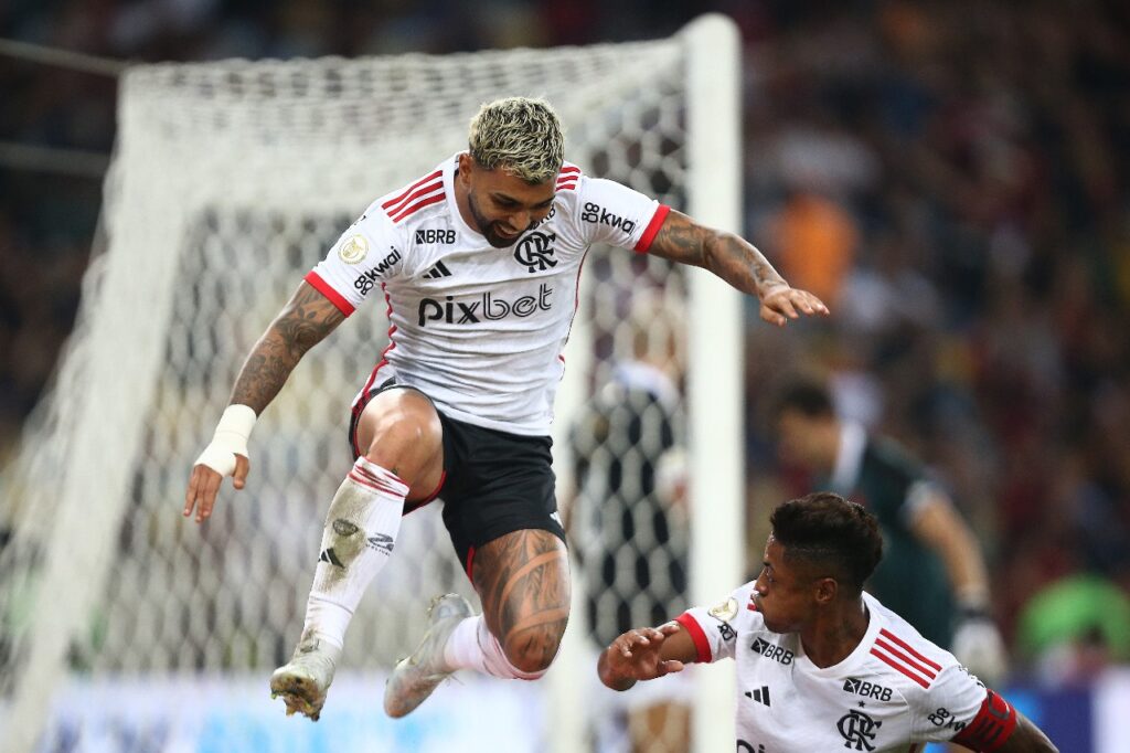 Gabigol comemora com Bruno Henrique o sexto gol do Flamengo na goleada sobre o Vasco por 6 a 1