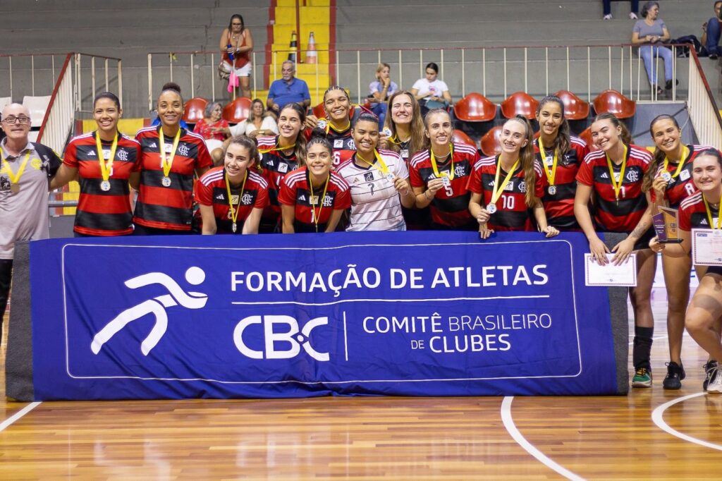 Time do Flamengo recebe premiação de terceiro lugar no CBI Sub-19 de vôlei Feminino