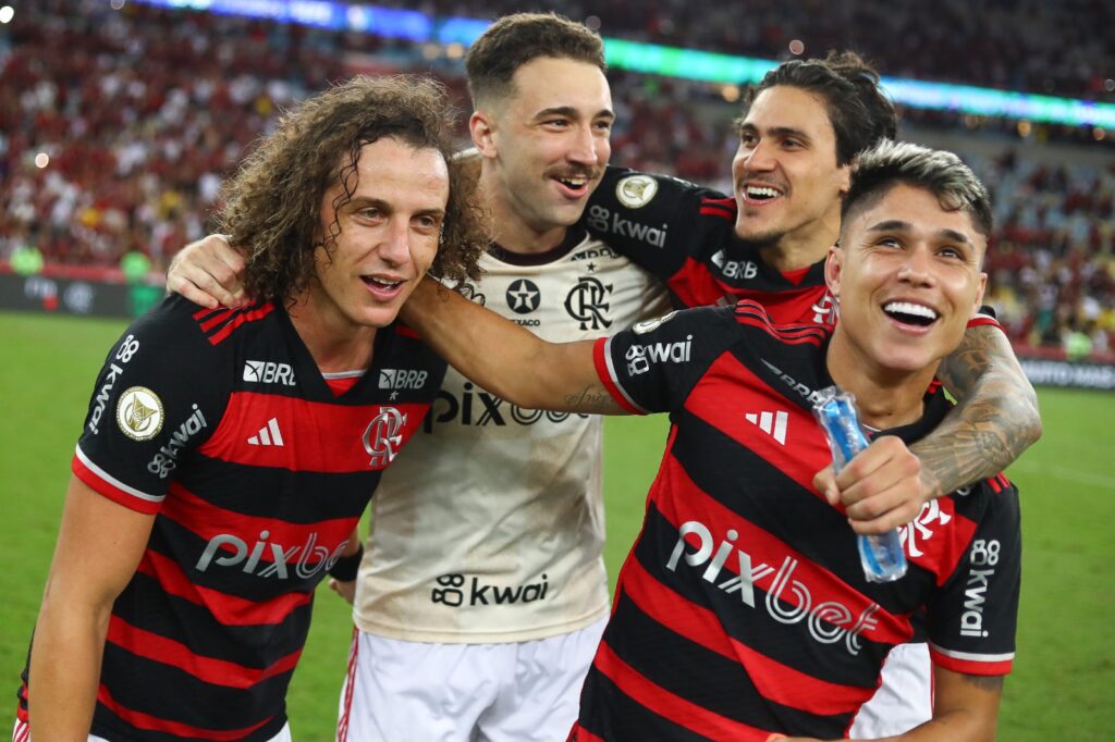 David Luiz, Léo Ortiz, Pedro e Luiz Araújo comemora vitória sobre o Bahia no Brasileirão; jogadores devem ser titulares contra o Fluminense