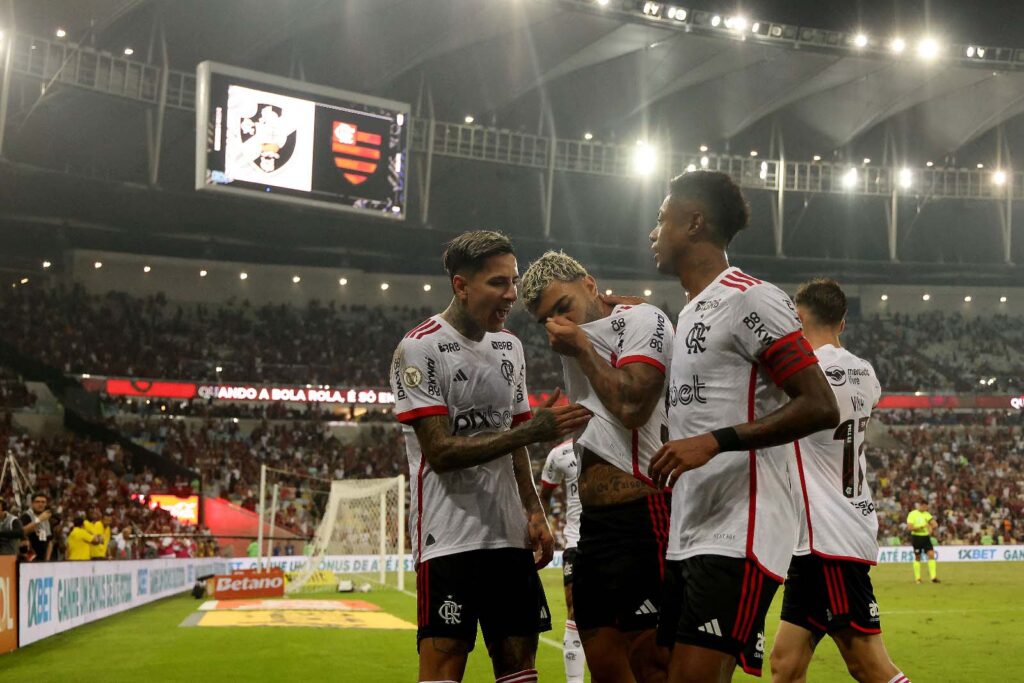 Bruno Henrique, Gabigol e Arrascaeta comemoram gol do camisa 99 na goleada por 6 a 1 contra o Vasco