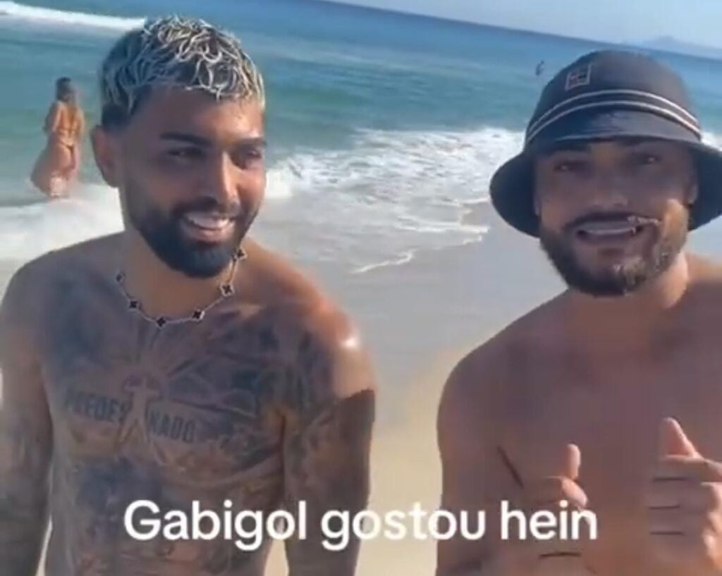 Gabigol ouve cantor na praia