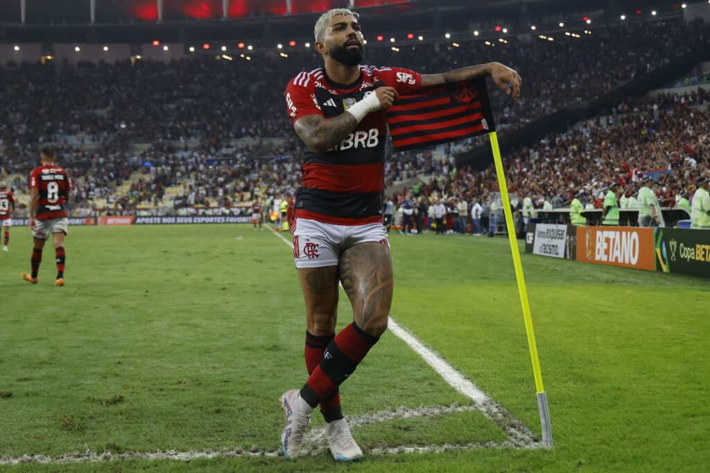 Gabigol comemora gol no Maracanã com a bandeira do Flamengo