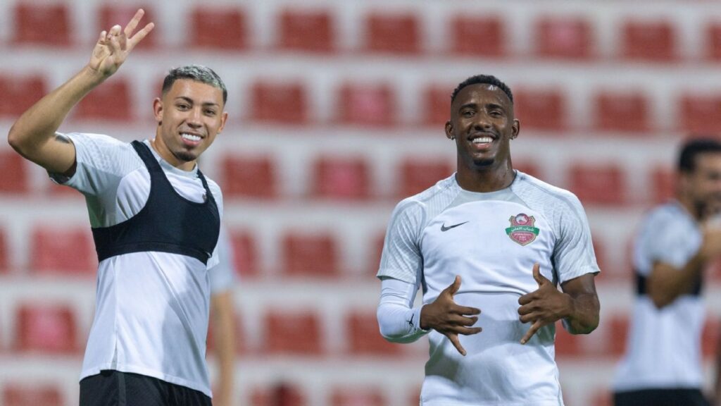 Guilherme Bala e Yuri César com a camisa do Al Ahli; dupla ex-Flamengo foi fundamental em goleada do Shabab Al Ahli