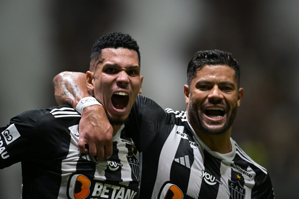 Hulk e Paulinho comemora gol do Atlético-MG