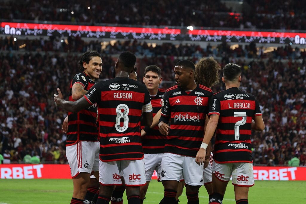 Jogadores do Flamengo comemoram gol de Pedro, o primeiro contra o Cruzeiro pelo Brasileirão; veja ficha técnica