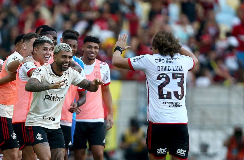David Luiz comemora gol com jogadores do Flamengo que estavam no banco de reservas; Fla atingiu marca expressivas no Brasileirão com vitória