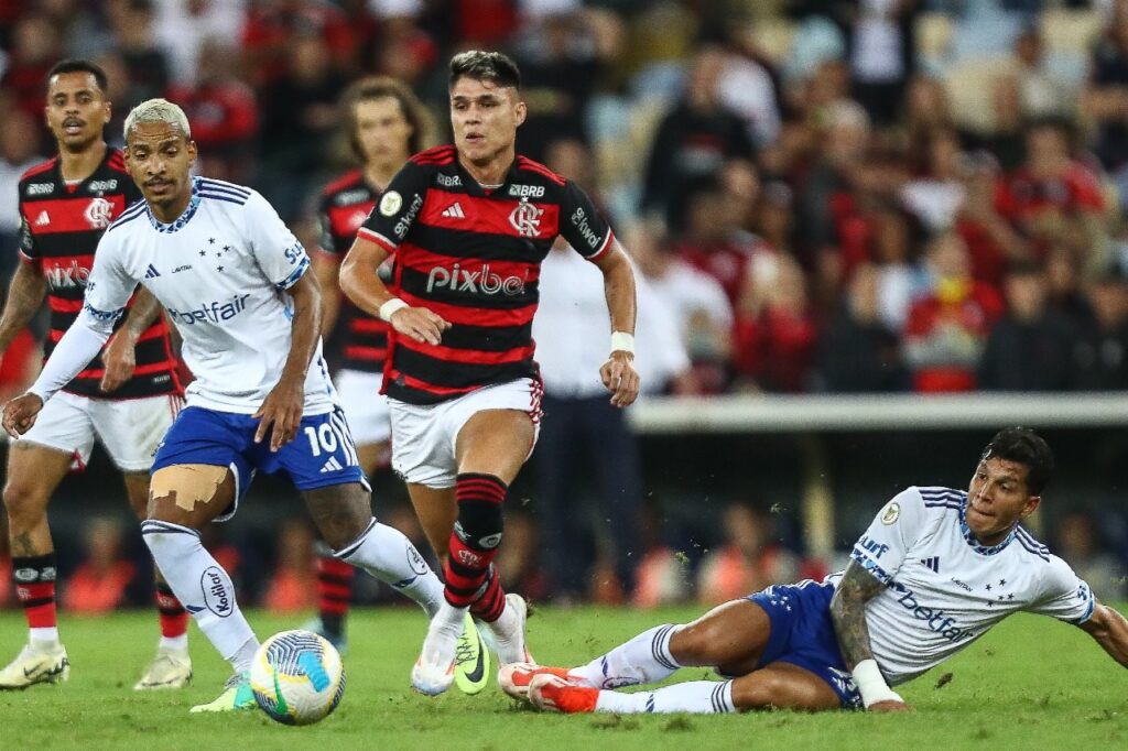 Luiz Araújo vence dura marcação durante Flamengo 2x1 Cruzeiro. Camisa 7 chegou à sua sexta assistência em 2024