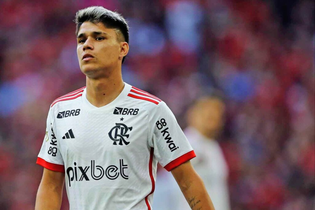 Atacante Luiz Araújo caminha compenetrado para o escanteio que resultaria no gol de empate do Flamengo com o Athletico-PR