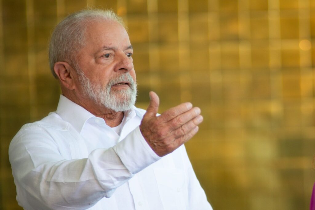Lula ao receber delegação de futebol feminino brasileiro; deputado Pedro Paulo cobra participação do presidente em negócio do Flamengo por estádio