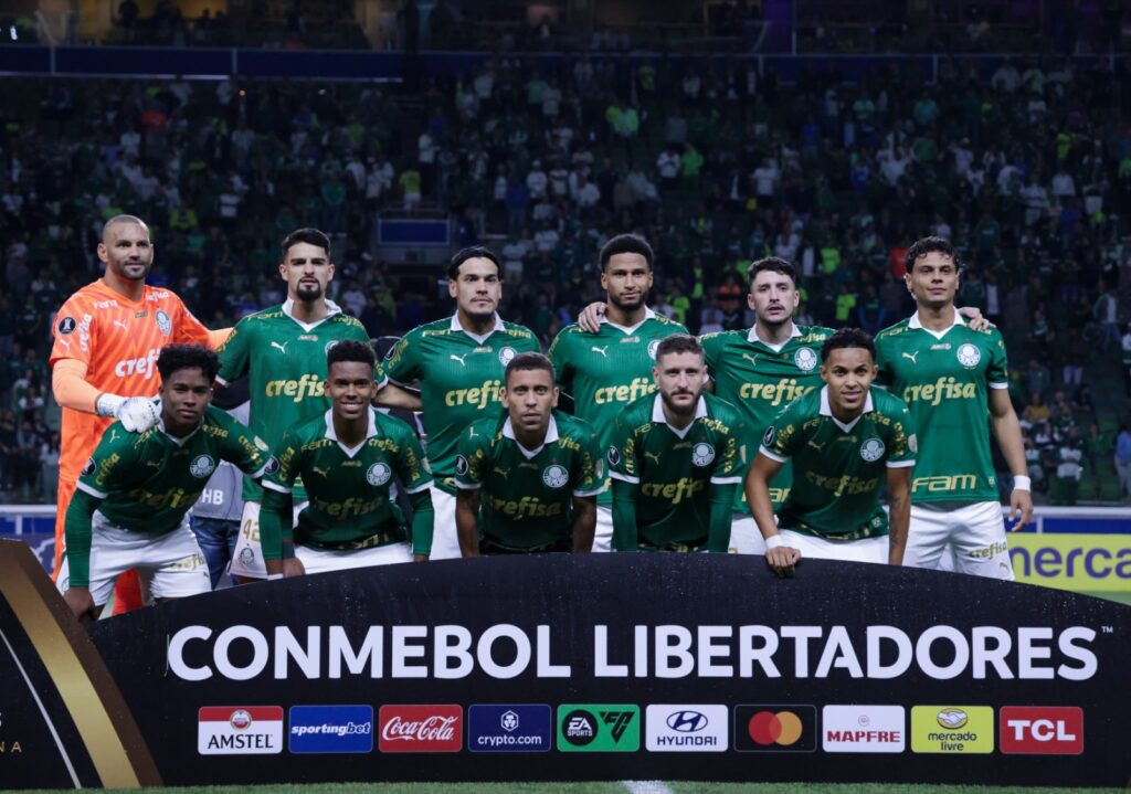 Time do Palmeiras perfilado antes de partida da Libertadores; 1º do Grupo F, paulistas podem enfrentar Flamengo