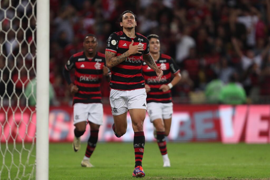 Pedro aponta para escudo do Flamengo em comemoração de gols sobre o Cruzeiro