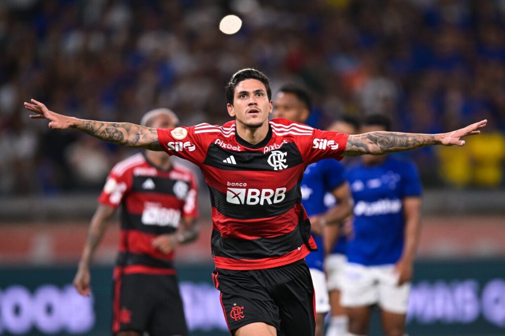 Pedro comemora gol em Flamengo x Cruzeiro pelo Brasileirão 2023