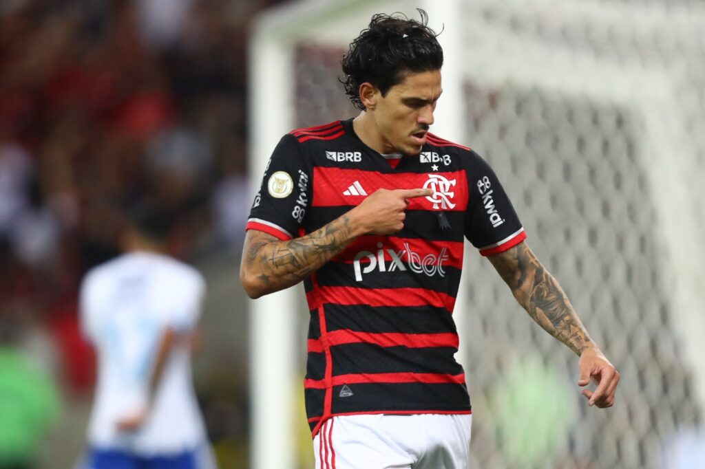 Pedro aponta para escudo do Flamengo em comemoração de gols sobre o Cruzeiro