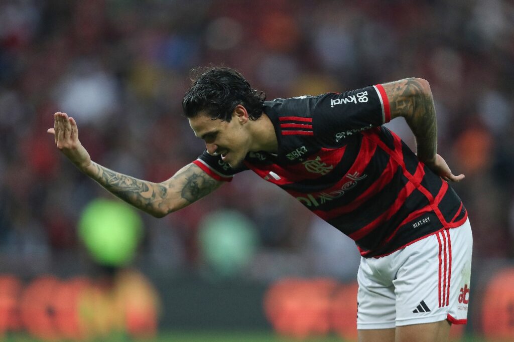 Pedro faz reverência após marcar contra Cruzeiro pelo Brasileirão e manter Flamengo na liderança; veja melhores momentos