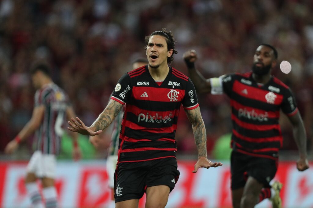 Pedro faz gesto de "calma" após marcar gol da vitória do Flamengo sobre o Fluminense pelo Brasileirão 2024.