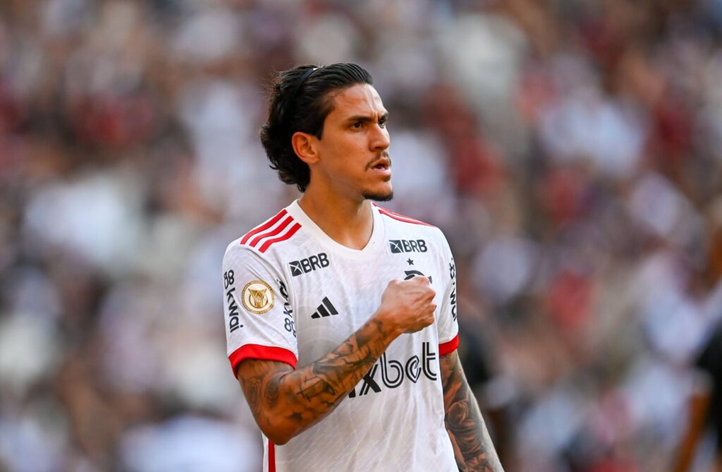 Pedro comemora gol pelo Flamengo sobre o Vasco; Camisa 9 disputa ranking de participações com Messi e Borja