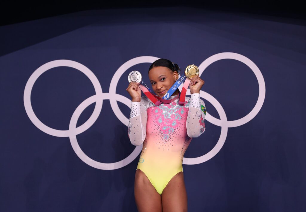 Rebeca Andrade mostra medalhas de ouro e prata que conquistou em Tóquio; atleta do Flamengo é a maior ginasta brasileira de todos os tempos