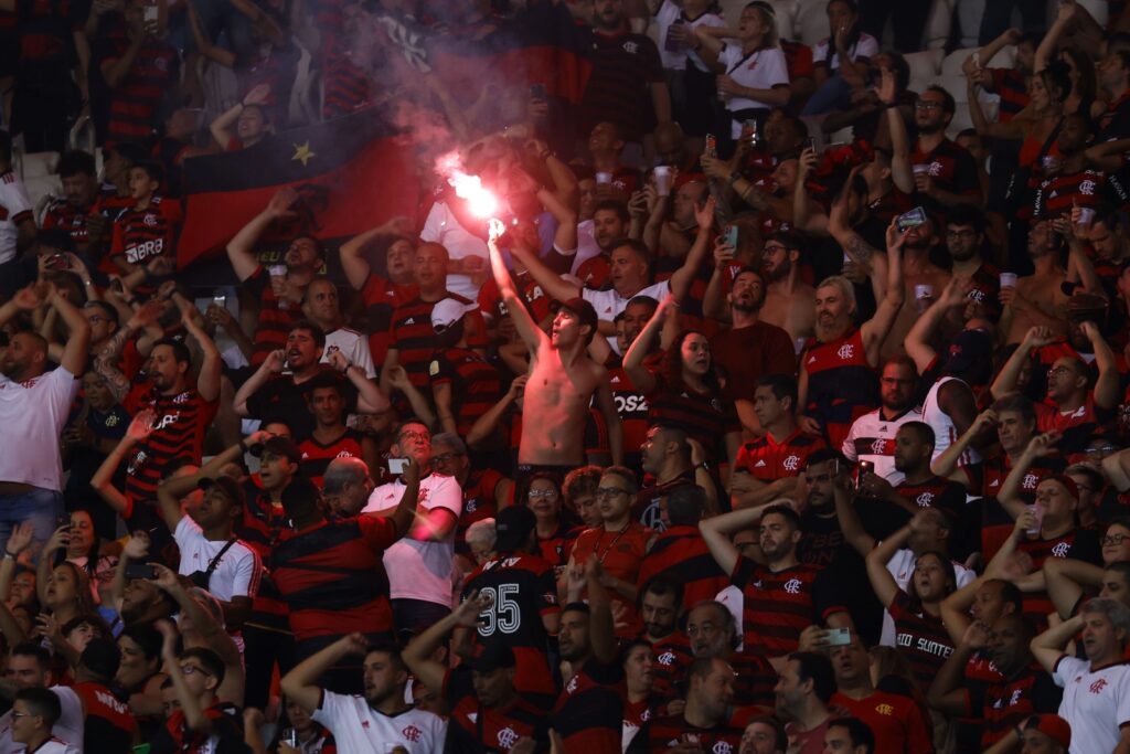 Torcedores do Flamengo no Maracanã; mais de 32 mil ingressos foram vendidos para jogo contra o Grêmio