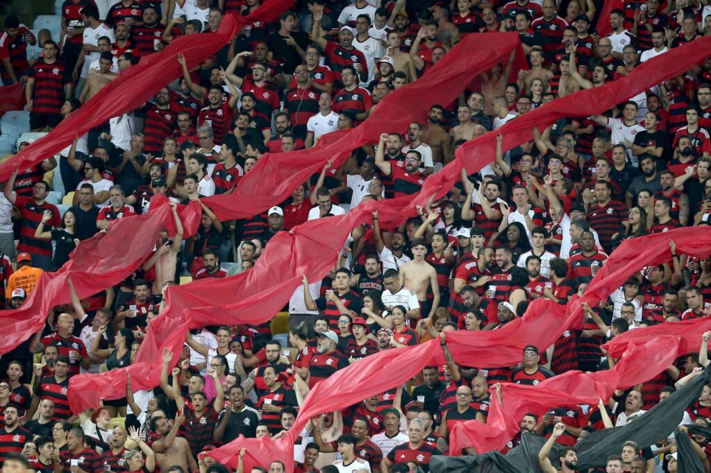 Torcedores do Flamengo em jogo no Maracanã; clube abre venda de ingressos para partida contra o Bahia