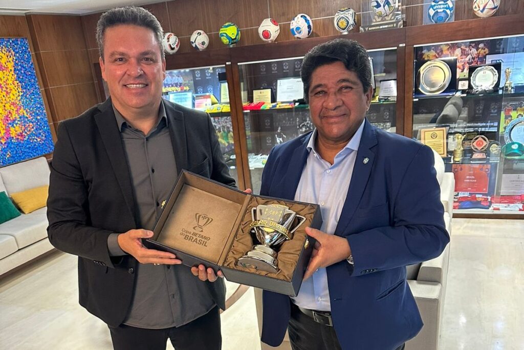 Presidente do Atlético-GO, Adson Batista, posa para foto com presidente da CBF, Ednaldo Rodrigues