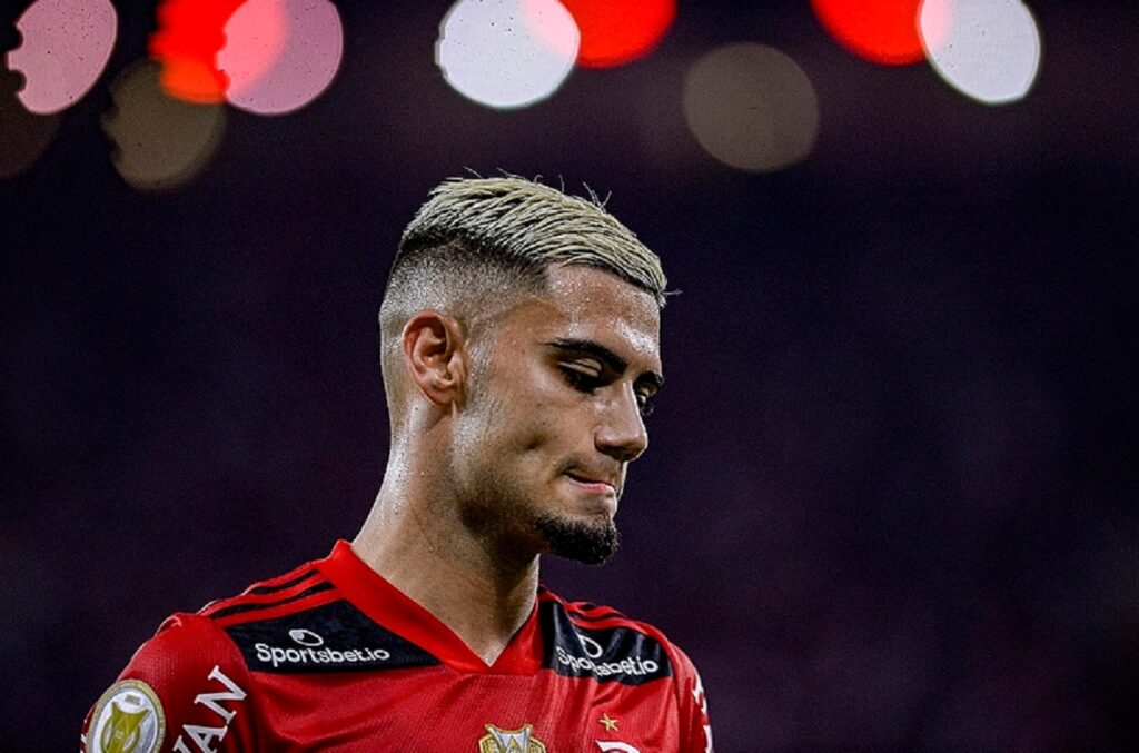 Andreas Pereira com semblante triste em jogo do flamengo em 2021