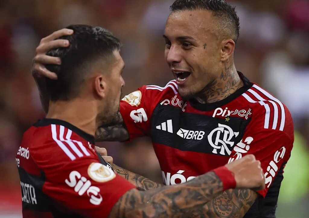 Arrascaeta e Cebolinha abraçados comemorando pelo Flamengo