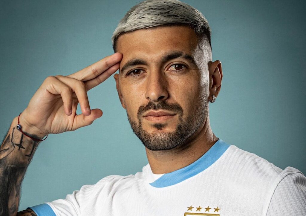 Arrascaeta posa para foto oficial do Uruguai com comemoração como capitão, com os dedos na cabeça