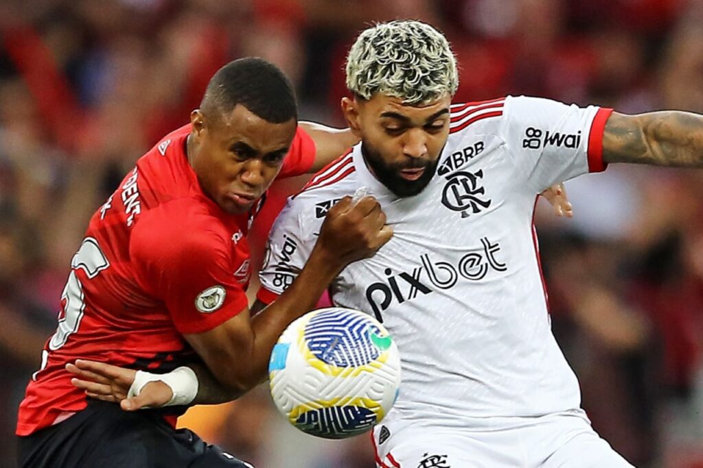 Gabigol disputa bola durante empate entre Flamengo e Athletico-PR