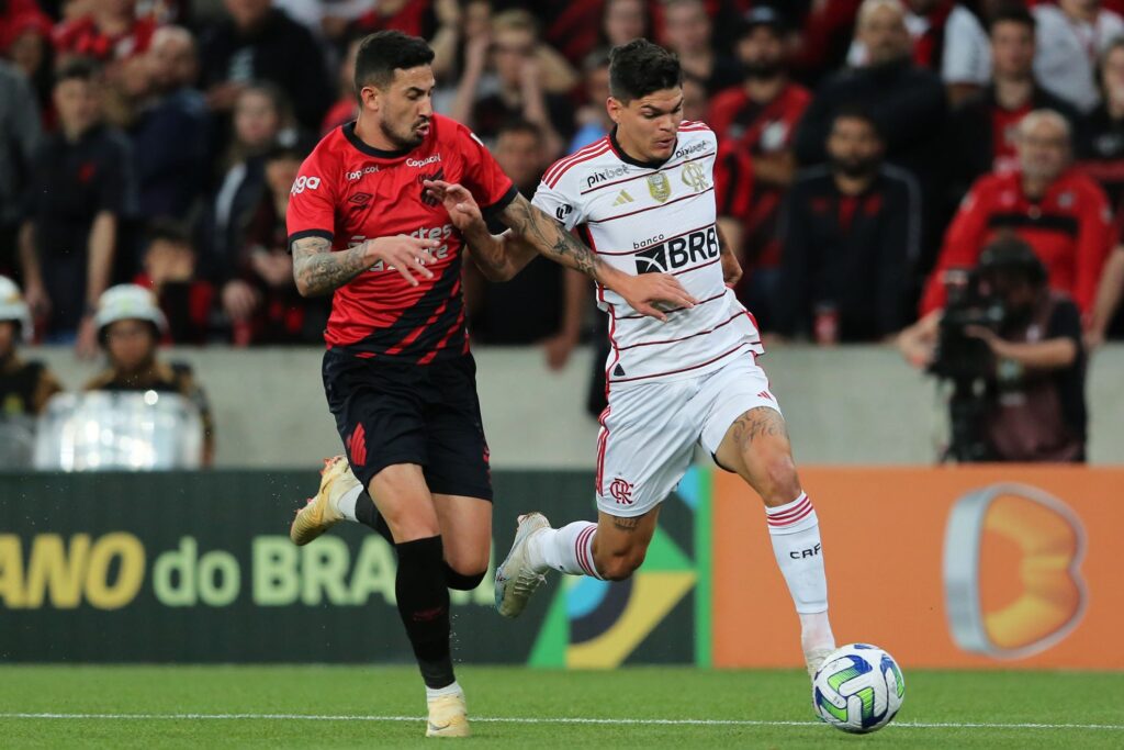 Flamengo visita Athletico em confronto direto na parte de cima da tabela