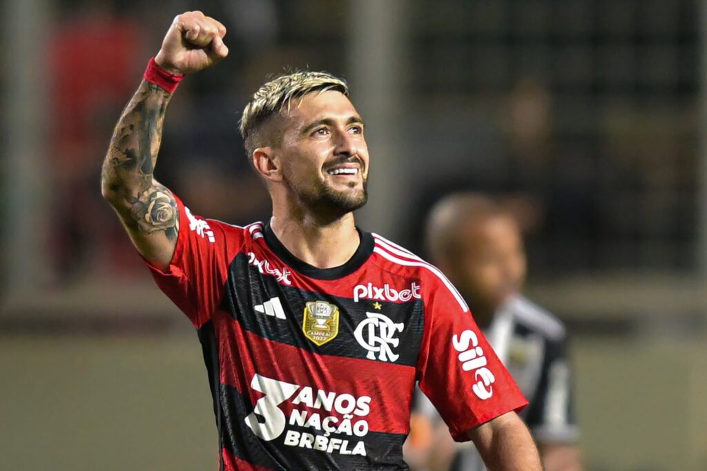 Arrascaeta comemora gol contra o Atlético-MG no Brasileirão 2023