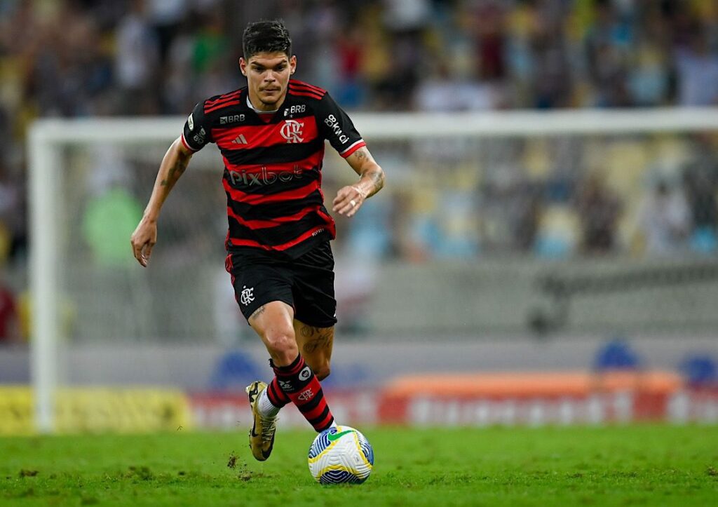 Ayrton Lucas em ação pelo Flamengo, no Maracanã