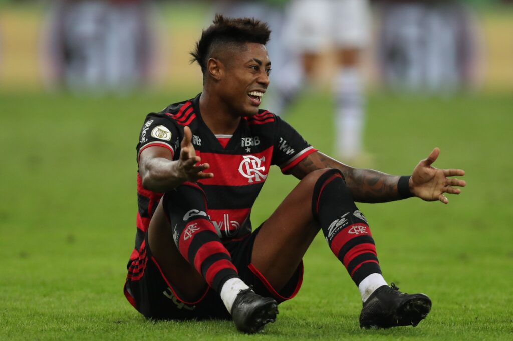 Bruno Henrique, do Flamengo, sorri em tom de deboche após sofrer falta na vitória contra o Fluminense, pelo primeiro turno do Brasileiro 2024