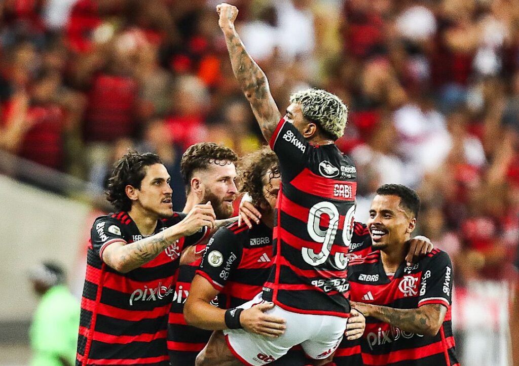 Jogadores do Flamengo comemorando vitória sobre o Bahia no Maracanã
