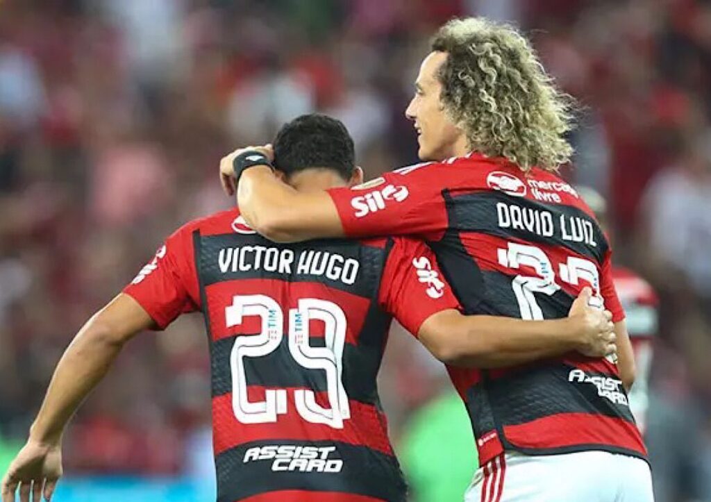 David Luiz e Victor Hugo abraçados comemorando pelo Flamengo
