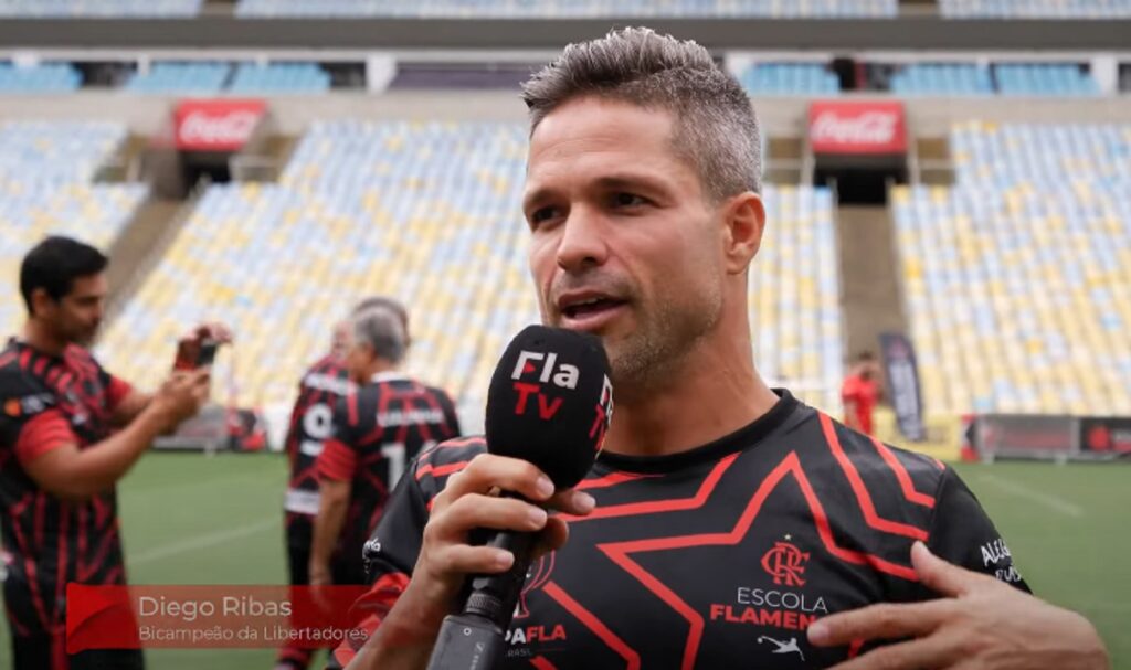 Diego Ribas dá entrevista como embaixador da Escola Flamengo