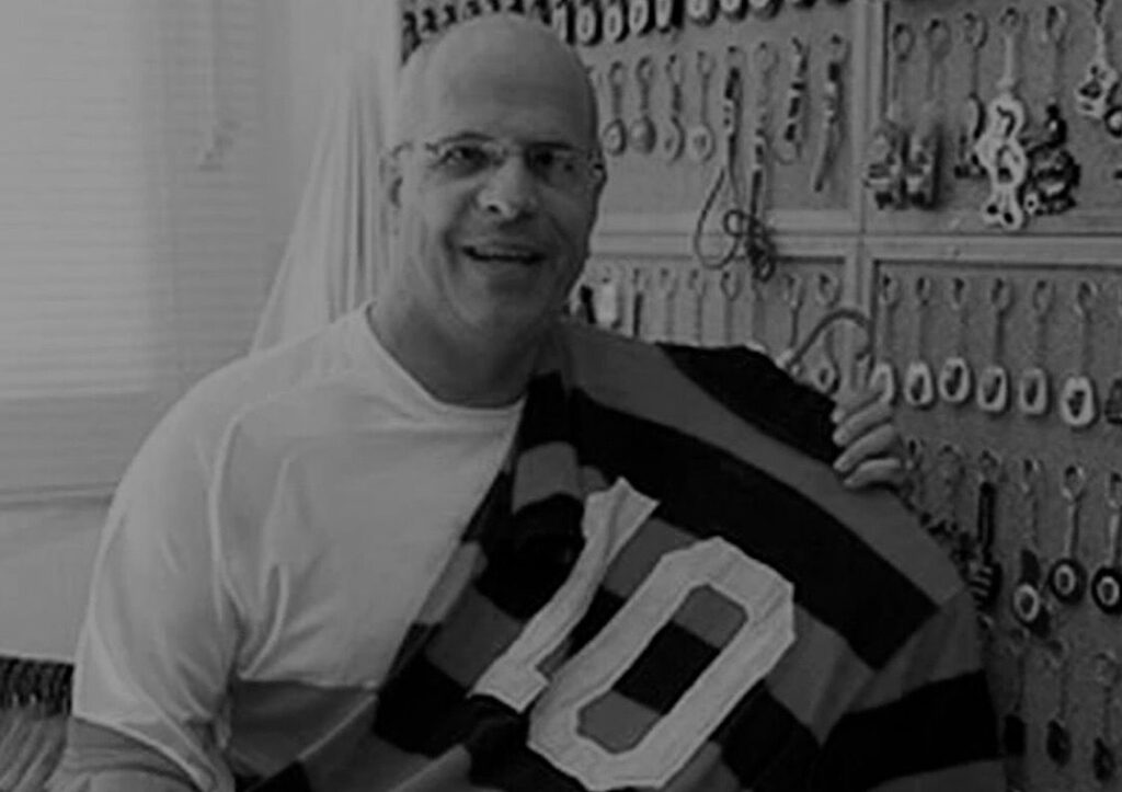 Dudu, colecionador do Flamengo, com a camisa de número 10 do Zico