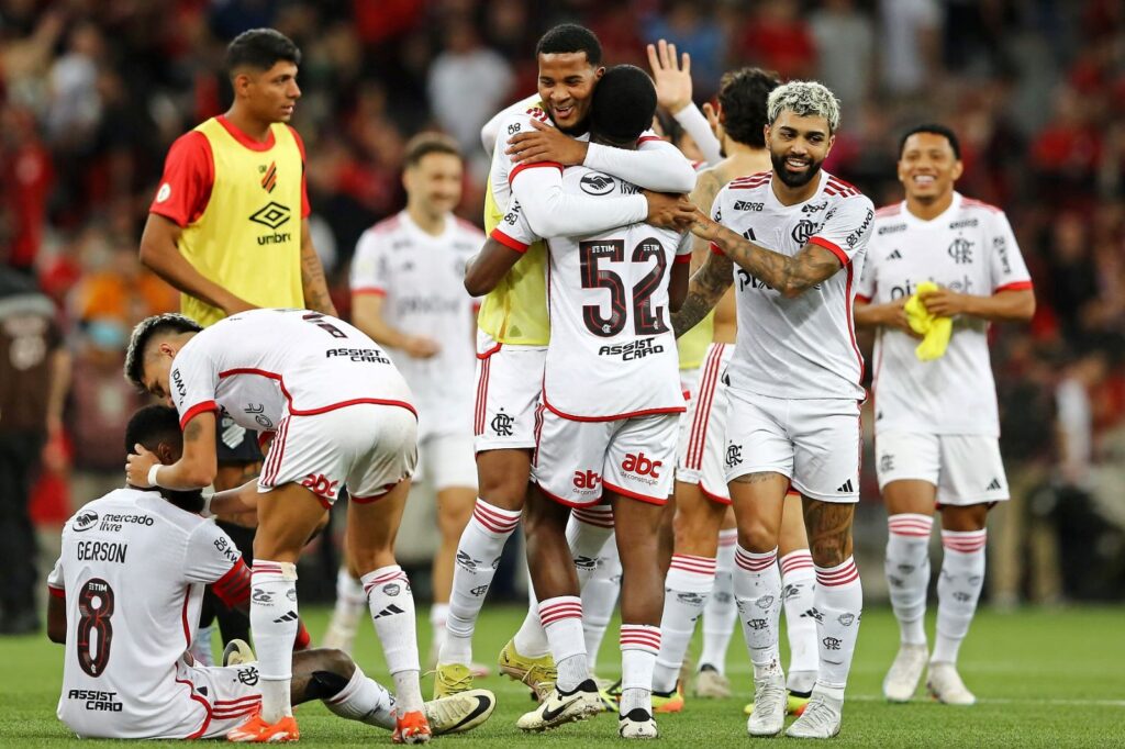 Com Fabrício Bruno suspenso, Léo Ortiz pode voltar à zaga e abrir vaga para Evertton Araújo no meio no próximo jogo do Flamengo