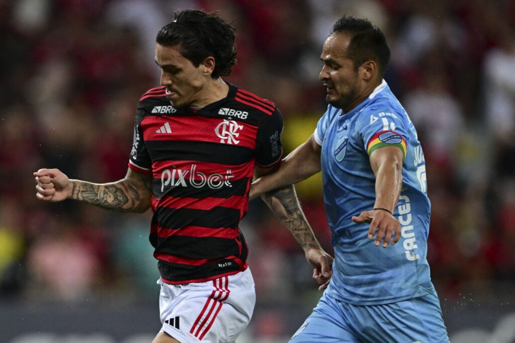 Pedro disputa bola contra jogador do Bolívar, no Maracanã, pela Libertadores 2024
