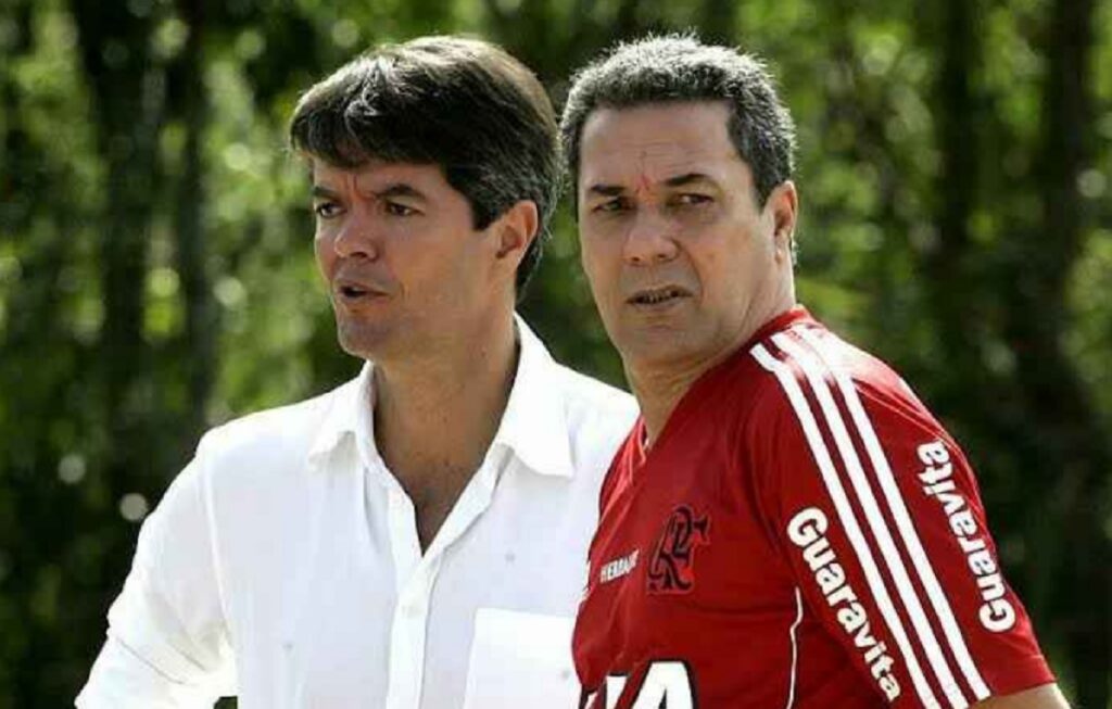 Felipe Ximenes acompanha treino do Flamengo ao lado de Vanderlei Luxemburgo