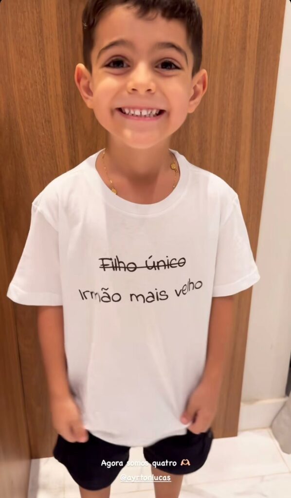Théo, filho de Ayrton Lucas, com uma camisa que anuncia o novo membro da família