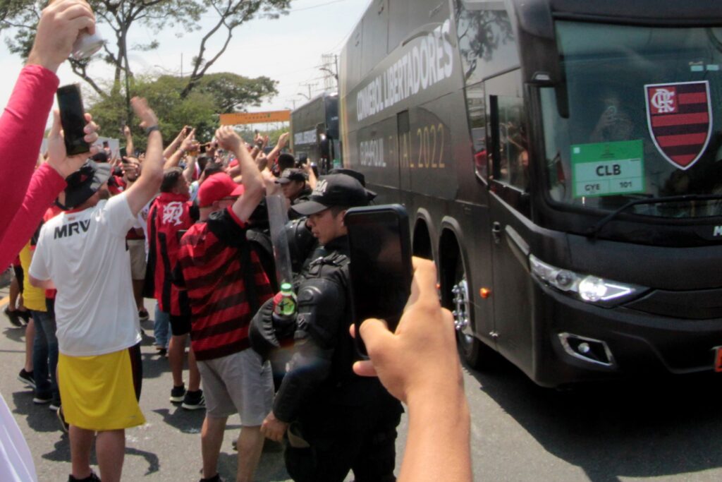 Torcedor do Flamengo faz imagem do ônibus do clube em Guayaquil