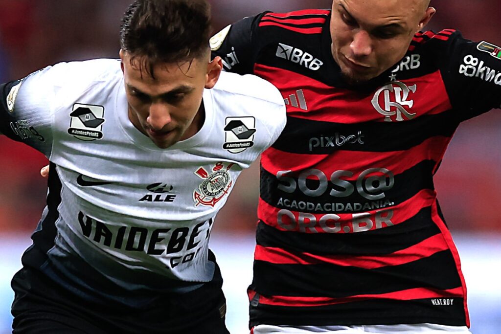 Cebolinha disputa lance com jogador do Corinthians em partida do Brasileirão 2024